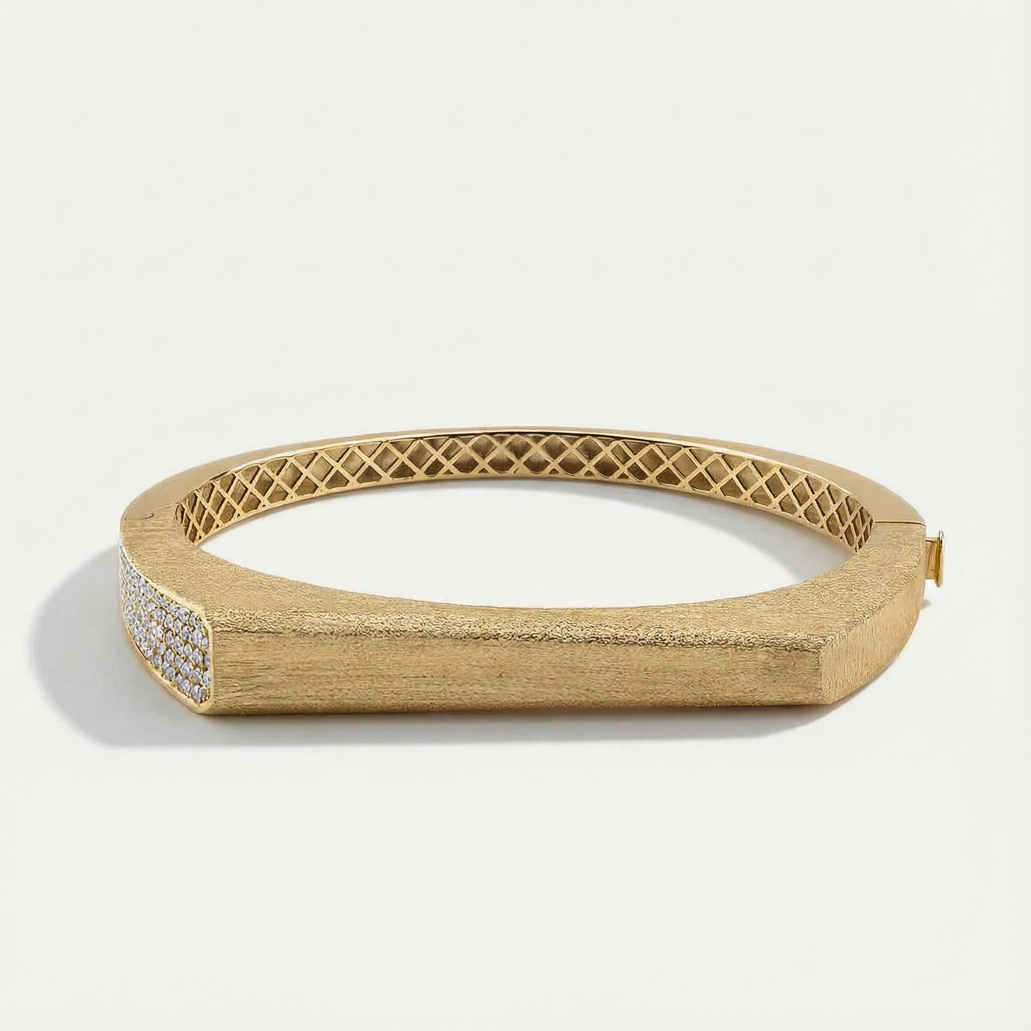 Vega 14 Ayar Altın Mat Yüzeyli Yanları Taşlı Kelepçe